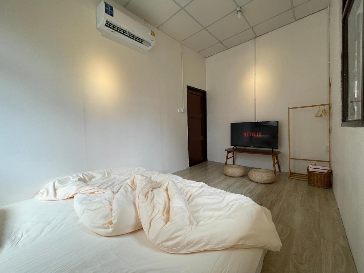 The Ordinary 8 Hostel Surat Thani Exterior photo