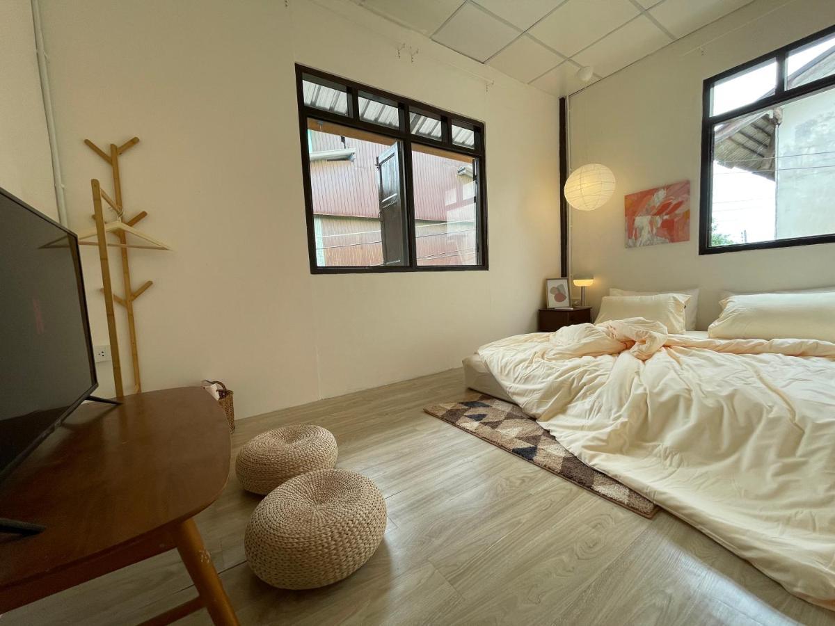 The Ordinary 8 Hostel Surat Thani Exterior photo