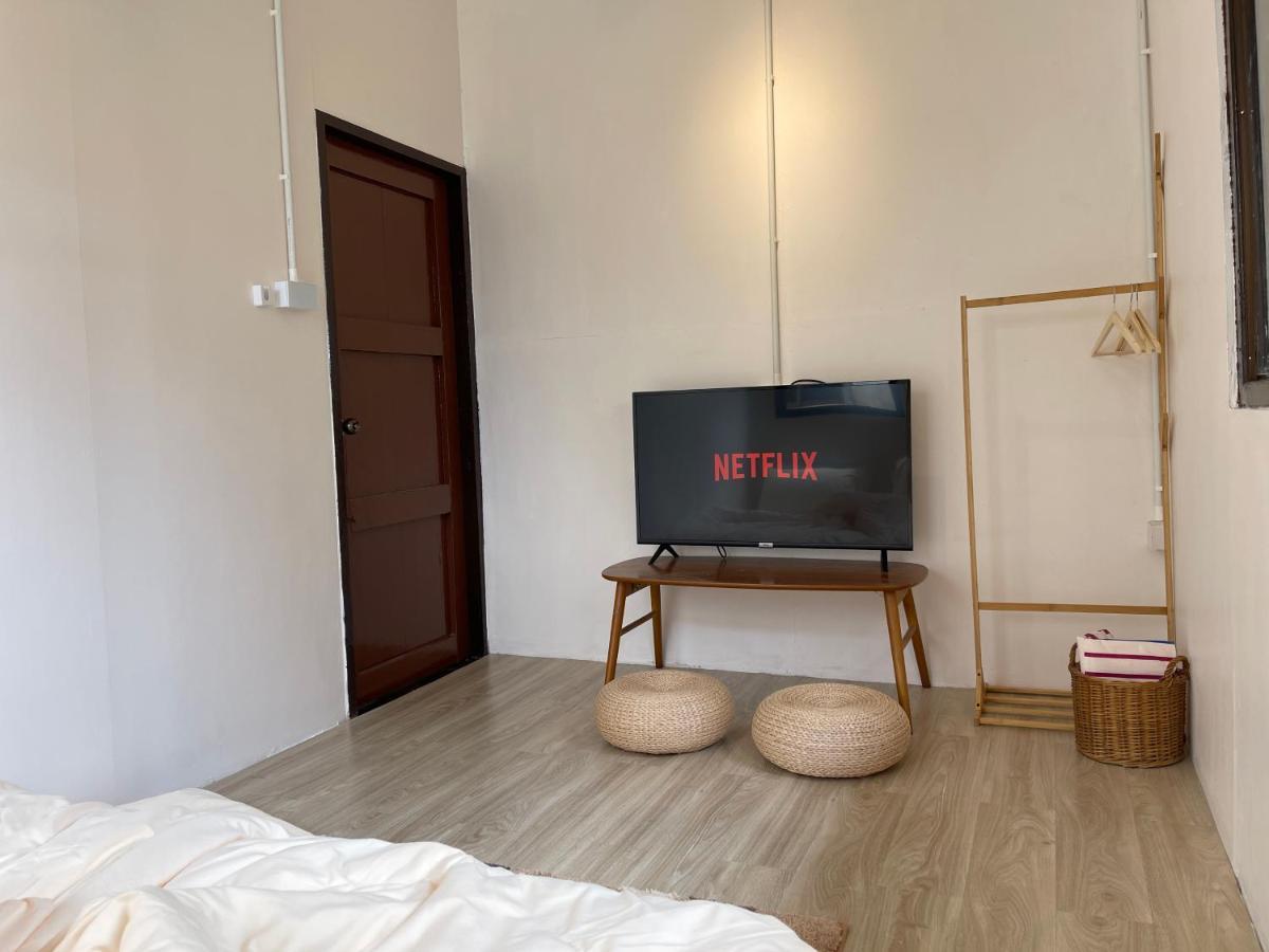 The Ordinary 8 Hostel Surat Thani Exterior photo