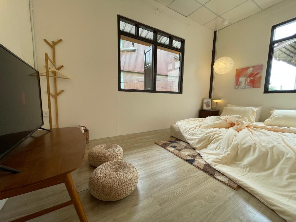 The Ordinary 8 Hostel Surat Thani Exterior photo