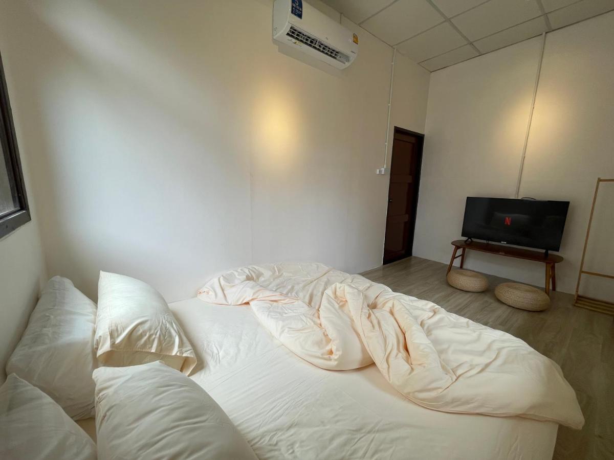 The Ordinary 8 Hostel Surat Thani Exterior photo
