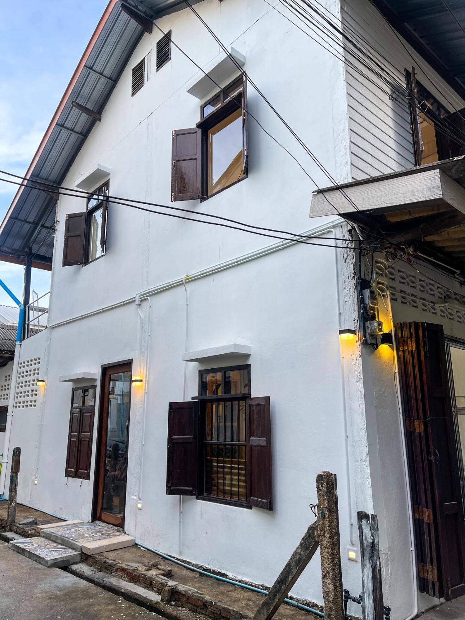 The Ordinary 8 Hostel Surat Thani Exterior photo