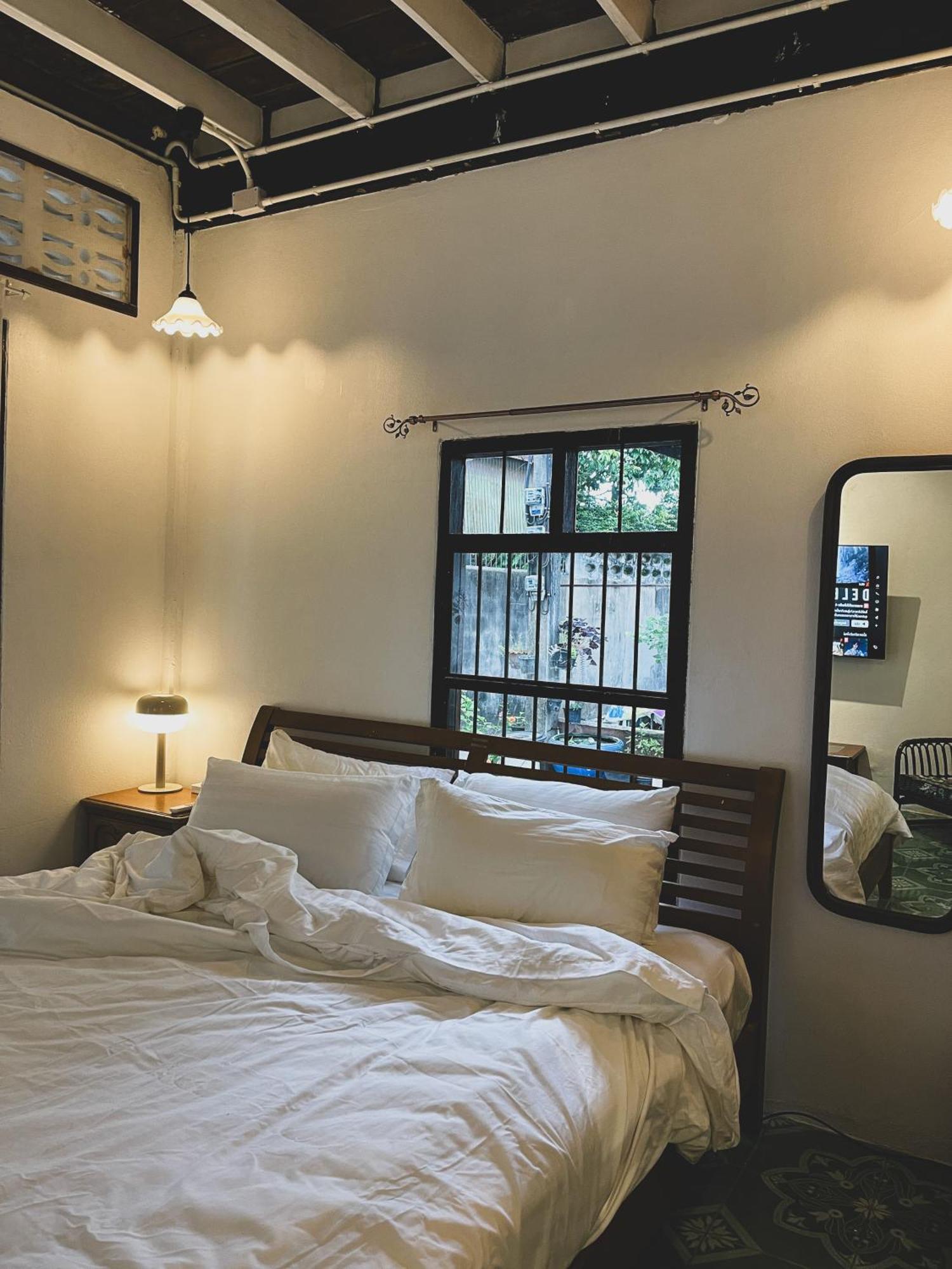 The Ordinary 8 Hostel Surat Thani Exterior photo