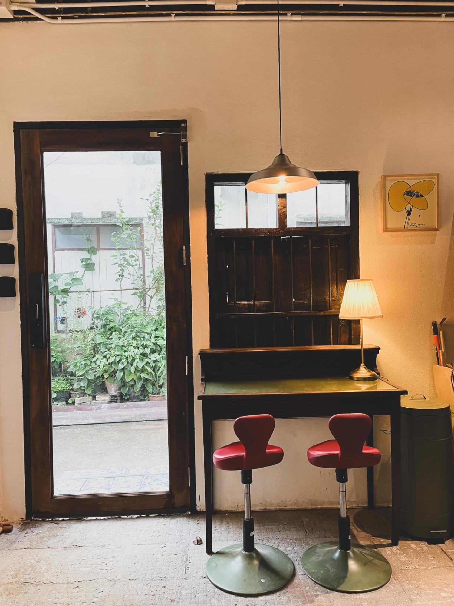 The Ordinary 8 Hostel Surat Thani Exterior photo