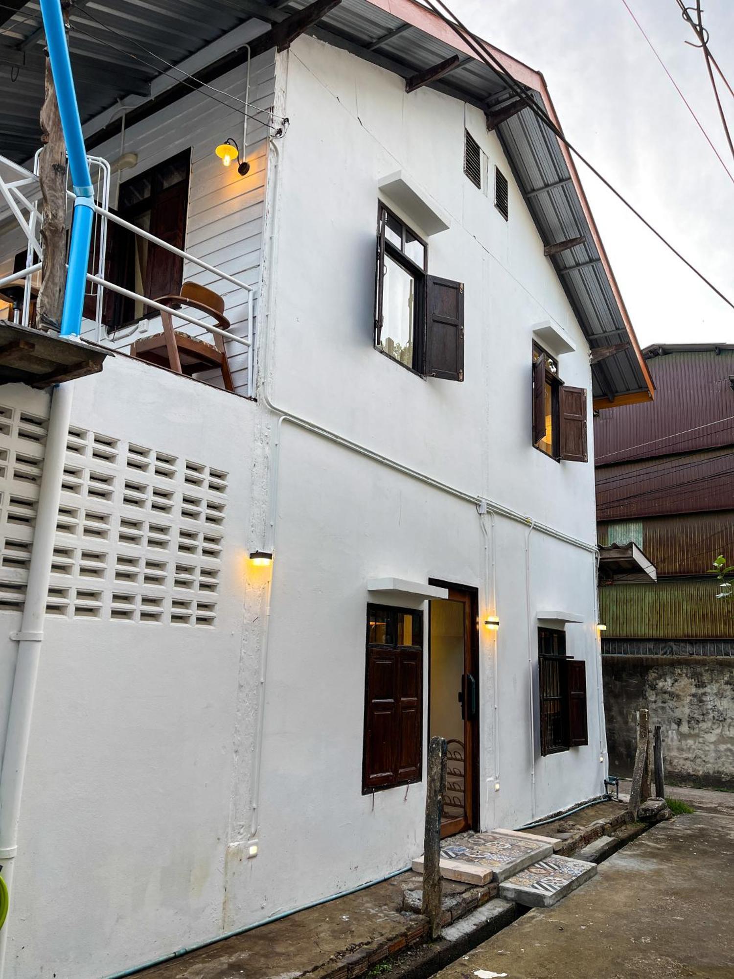 The Ordinary 8 Hostel Surat Thani Exterior photo