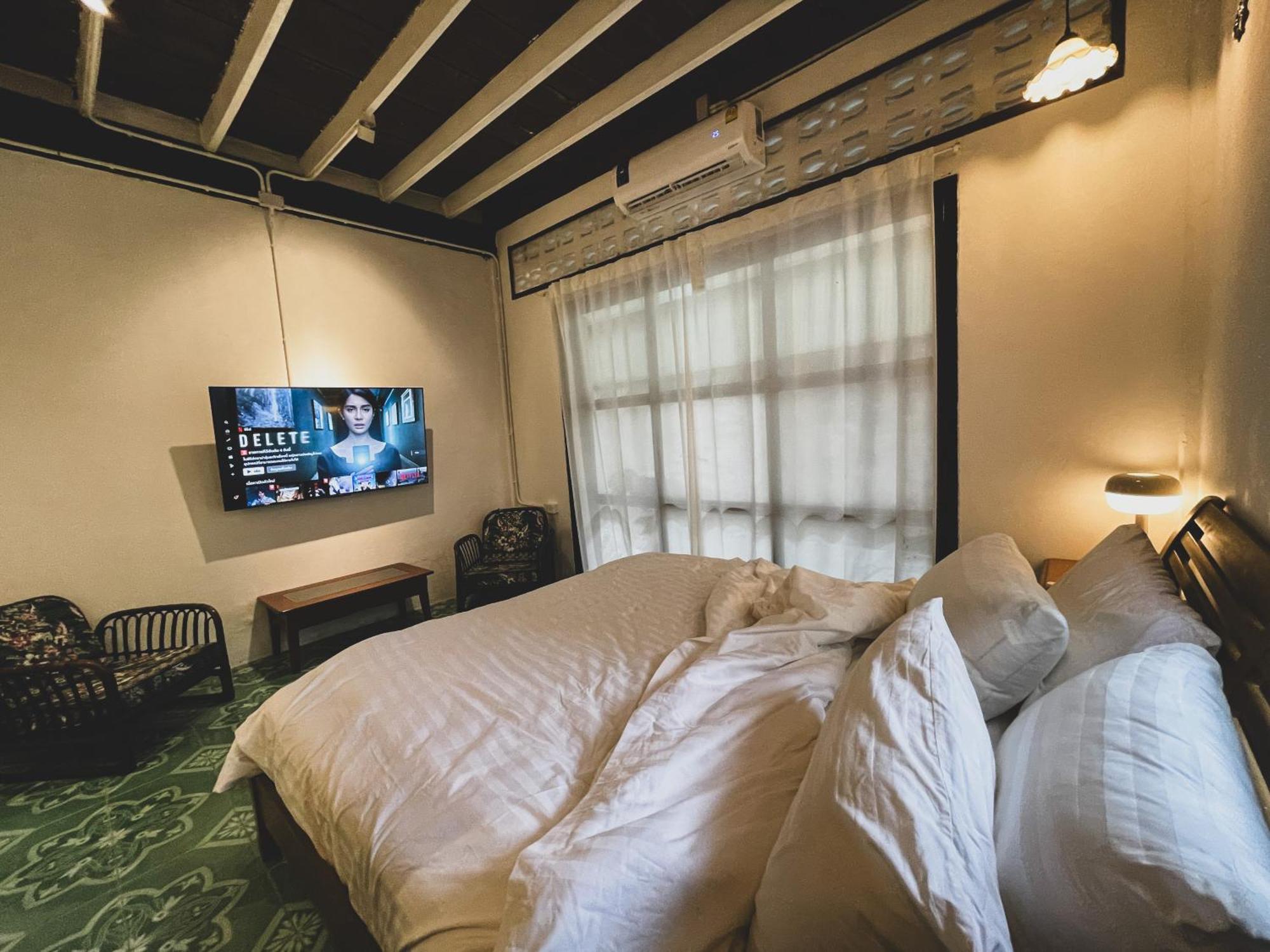 The Ordinary 8 Hostel Surat Thani Exterior photo