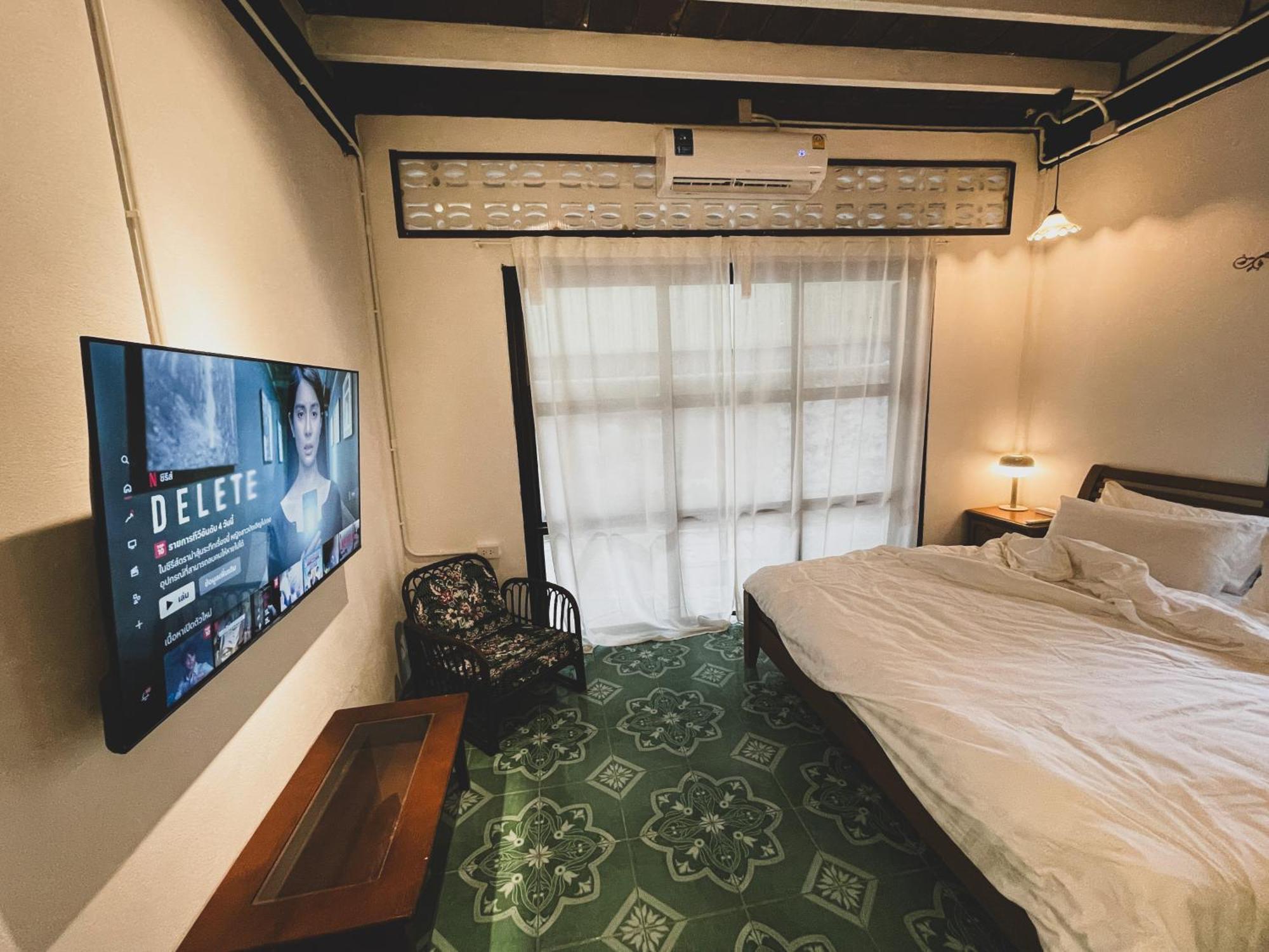 The Ordinary 8 Hostel Surat Thani Exterior photo
