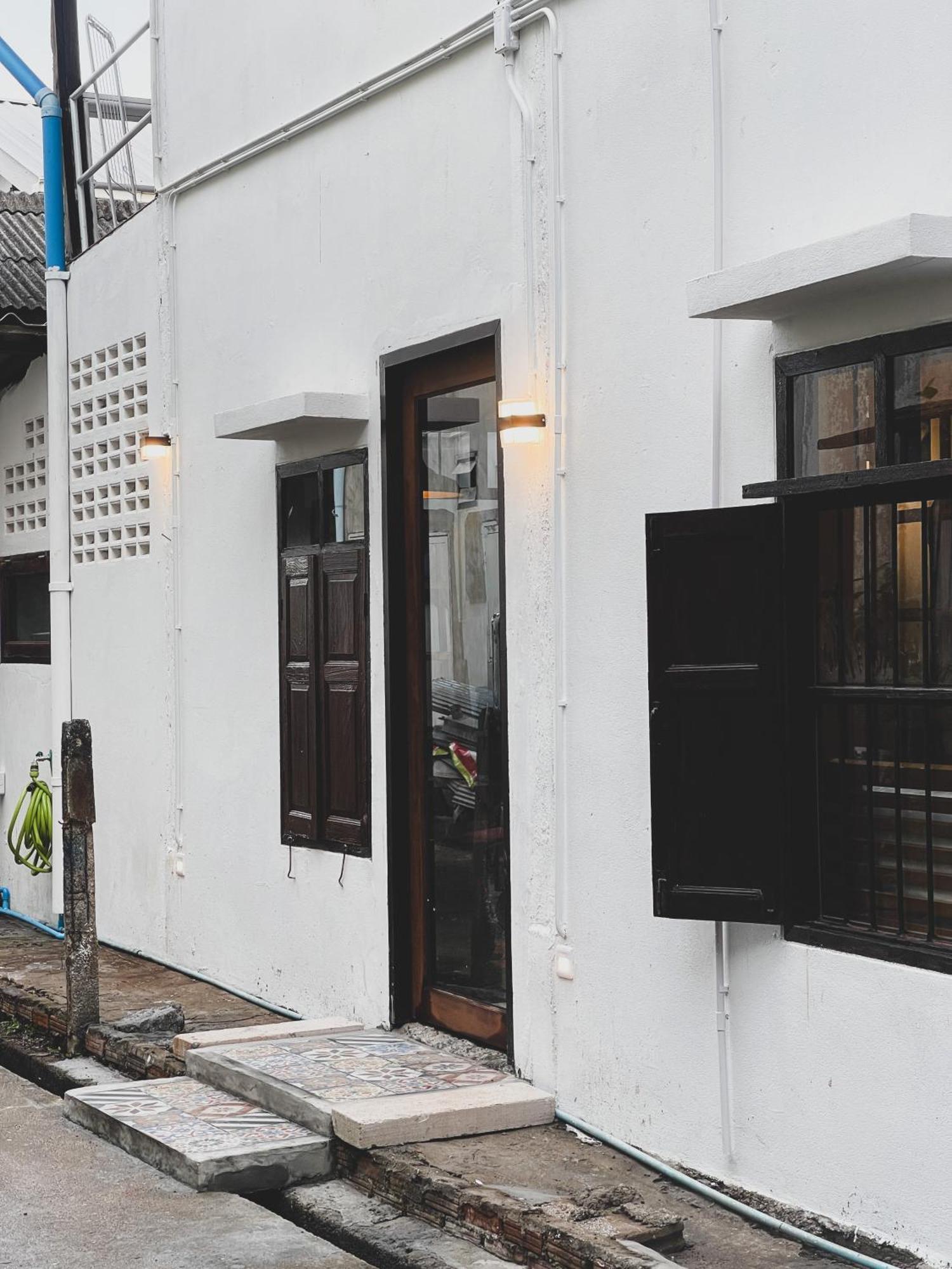 The Ordinary 8 Hostel Surat Thani Exterior photo