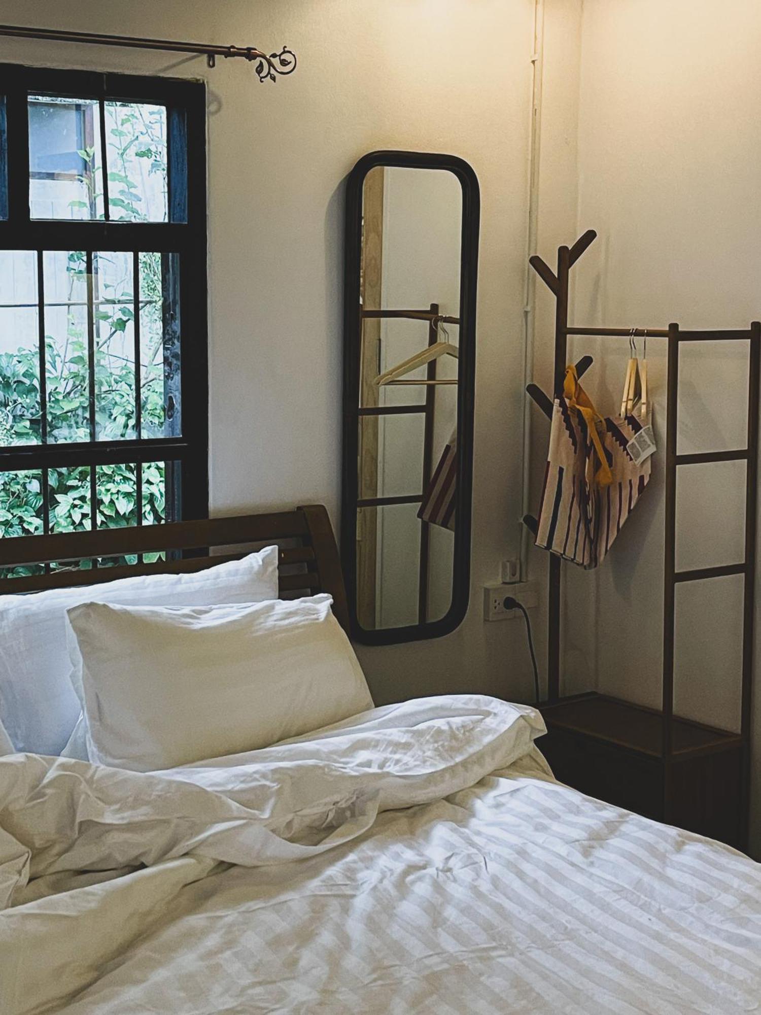 The Ordinary 8 Hostel Surat Thani Exterior photo